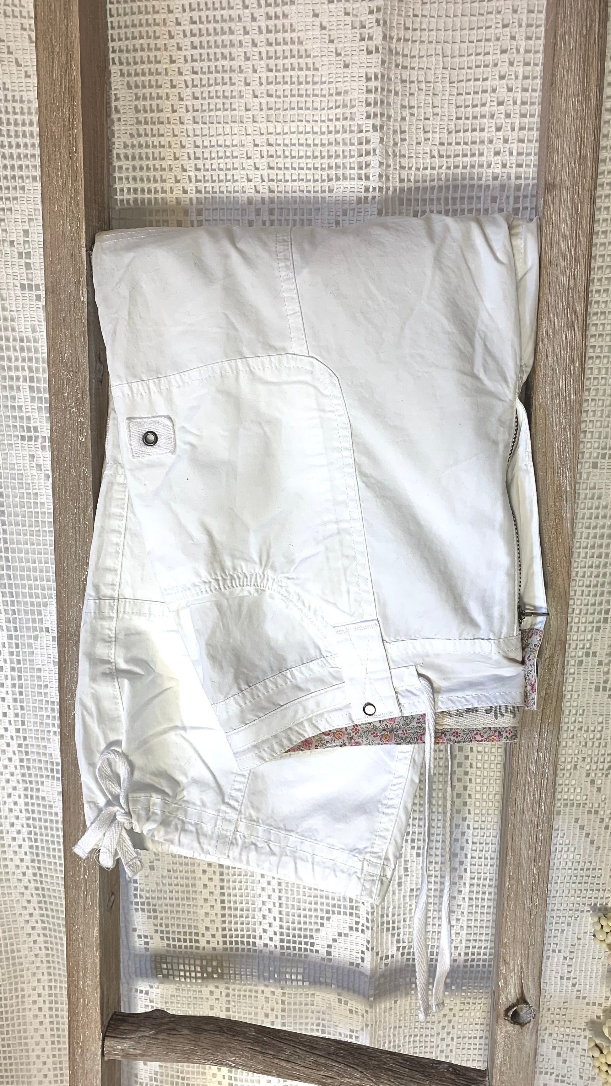 Hvit caprijeans str M . Merket Ze ze style