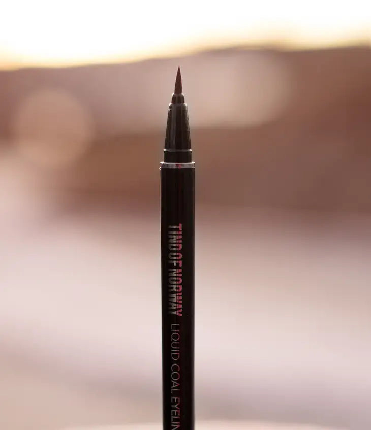 Flytende eyeliner fra Tind of Norway, fargen svart.