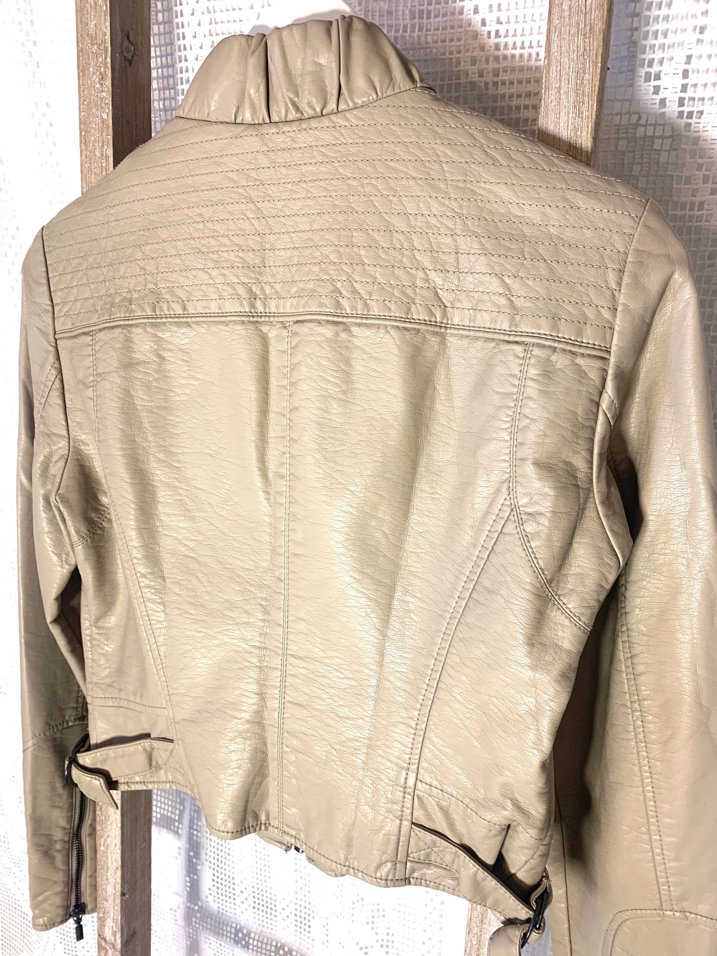 Jakke i beige kunstskinn, str XS. Nærbilde av rygg.