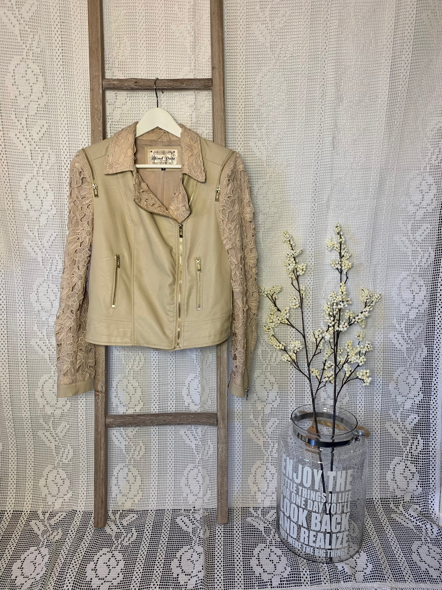 Jakke i kunstskinn, beige farge med blondedetaljer. str S