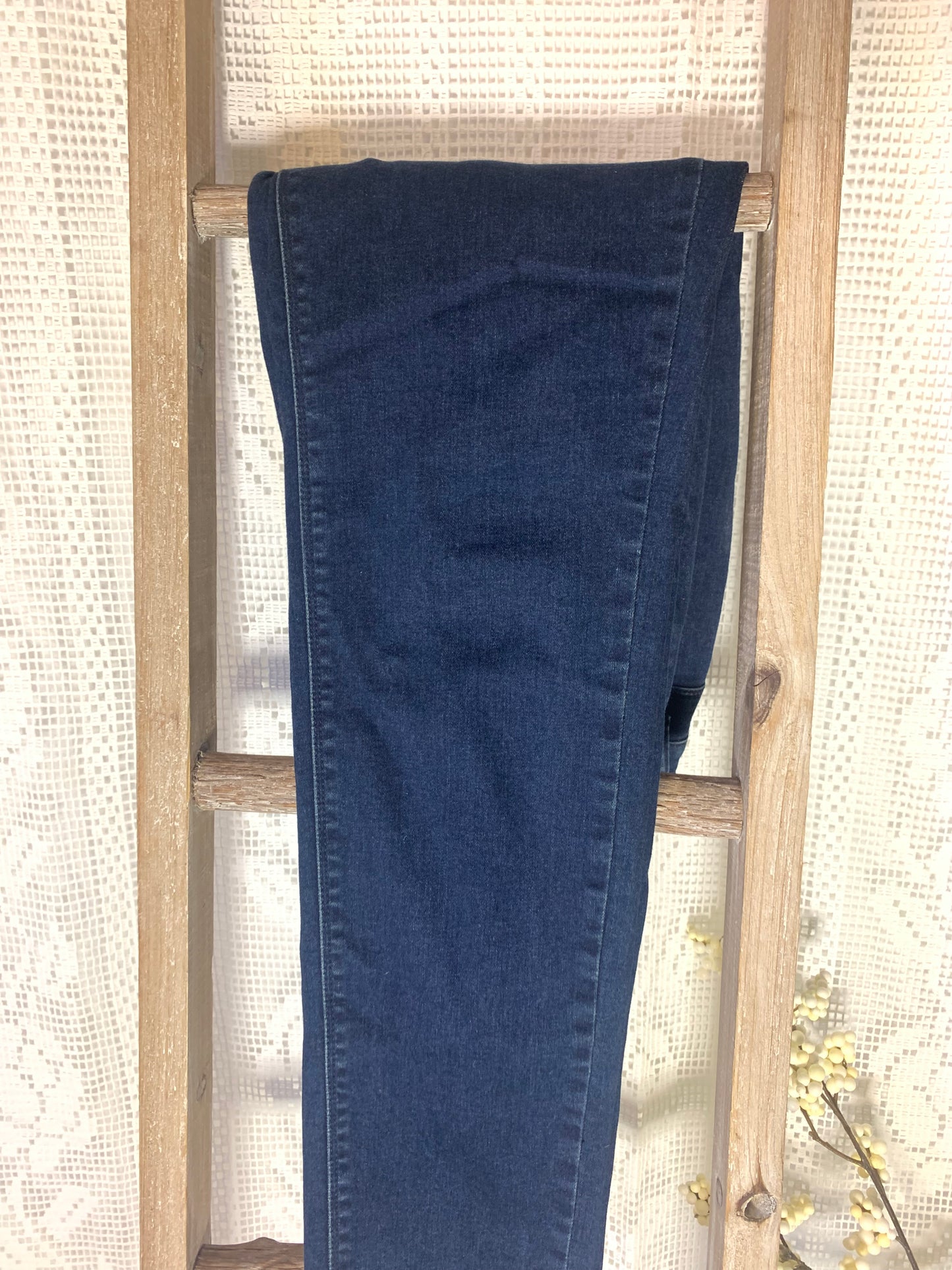 olabukse med høyt liv og stretch fra Savanna. Str 38/76 / M. Benlengde 76 cm. Mørk blå.