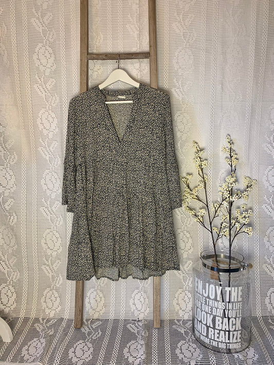 Sort sommerkjole med hvite prikker i str XS. Gjenbruk. Fremside.