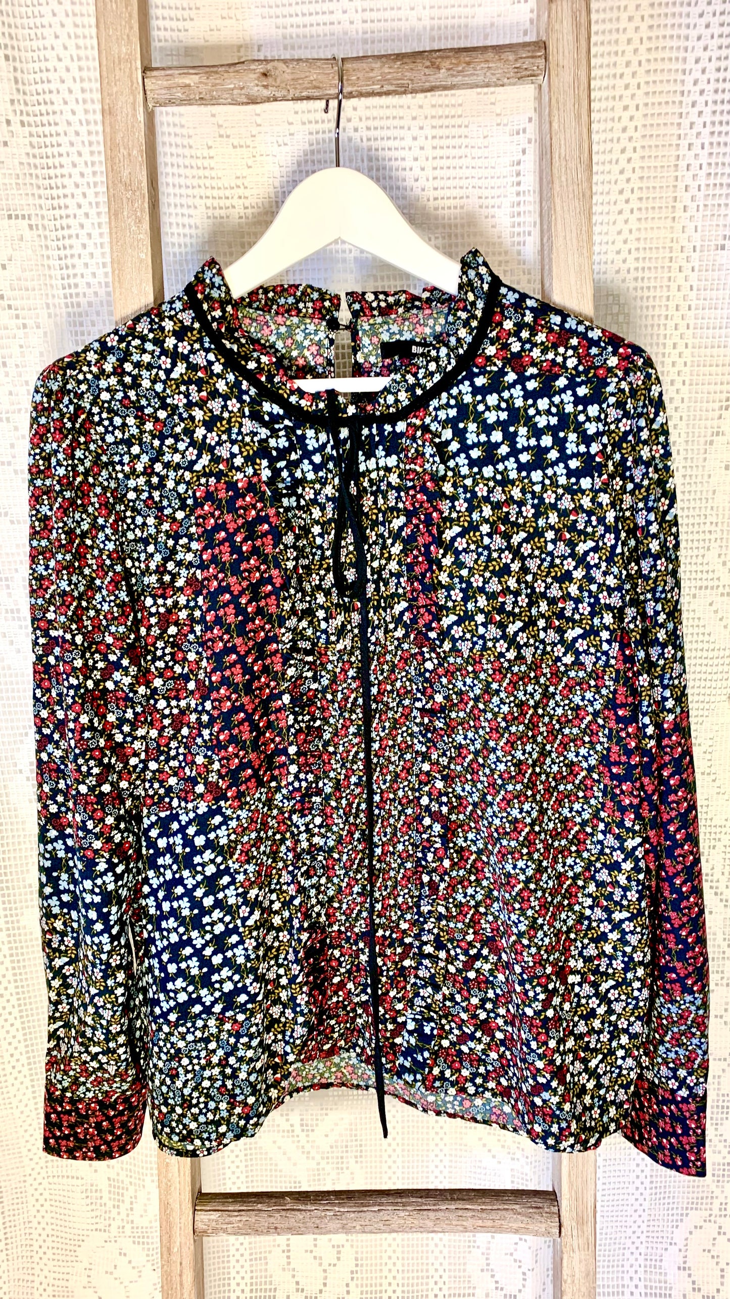 Bluse med blomster fra BikBok str Large