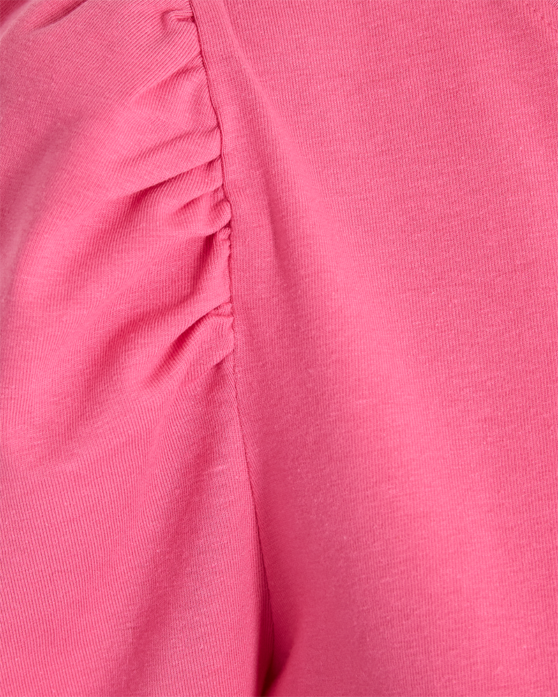T-shirt med puffermer i mykt bomull fra freequent. Fargen Carmine rose.