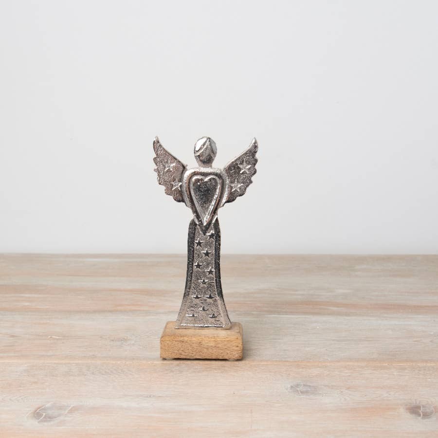Stilig engel dekorasjon med finish i tre og aluminium. Størrelse:7 x 7.5 x 5 cm
