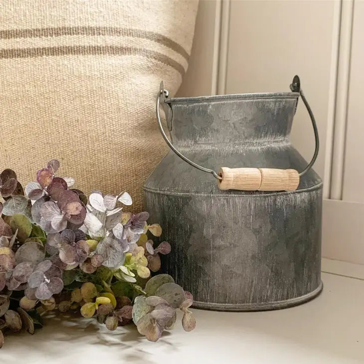Melkespann til pynt eller som blomsterpotteskjuler 16,5 cm høyMelkespann til pynt eller som blomsterpotteskjuler 16,5 cm høy, 26 cm med håndtaket oppe.