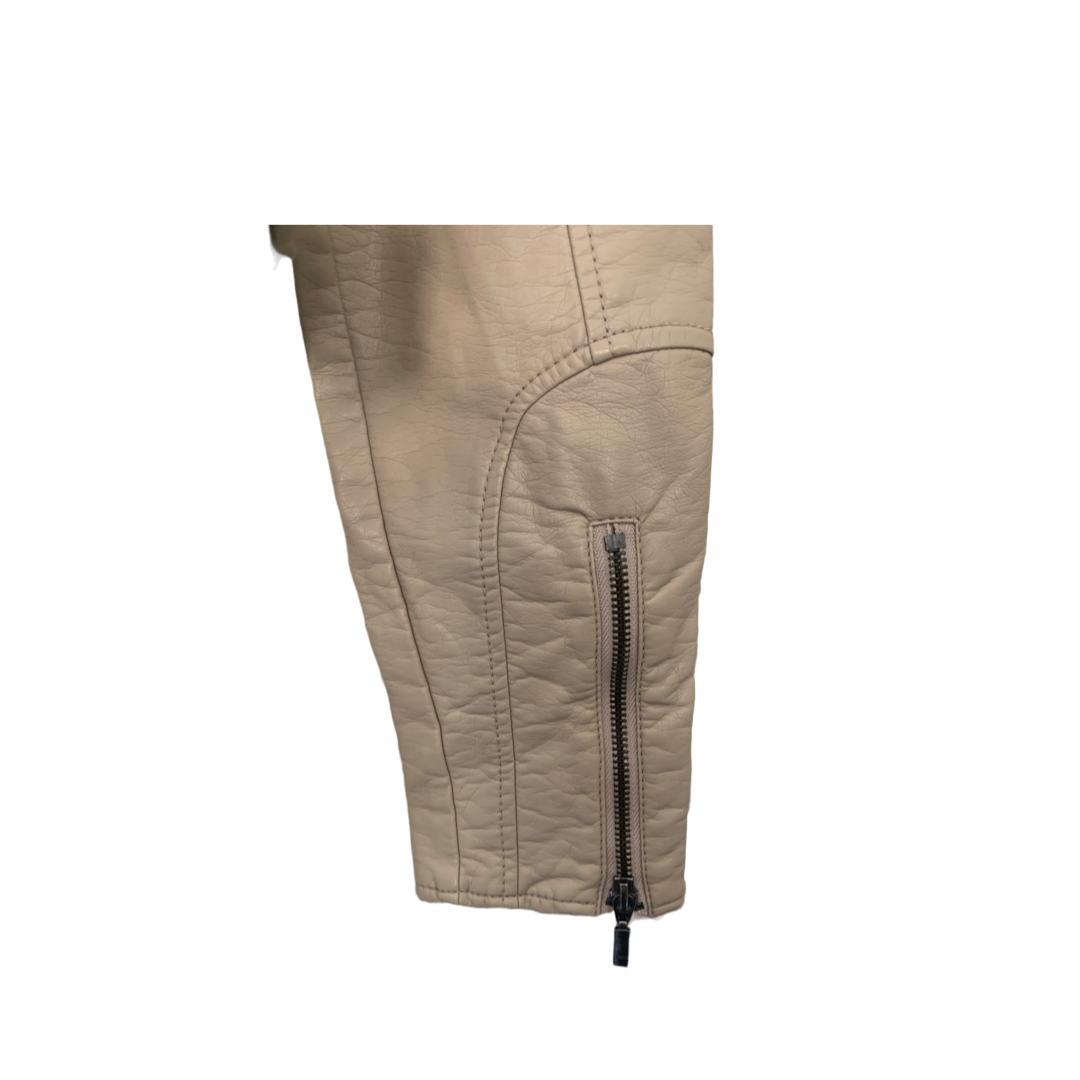 Jakke i beige kunstskinn, str XS. Nærbilde erme.