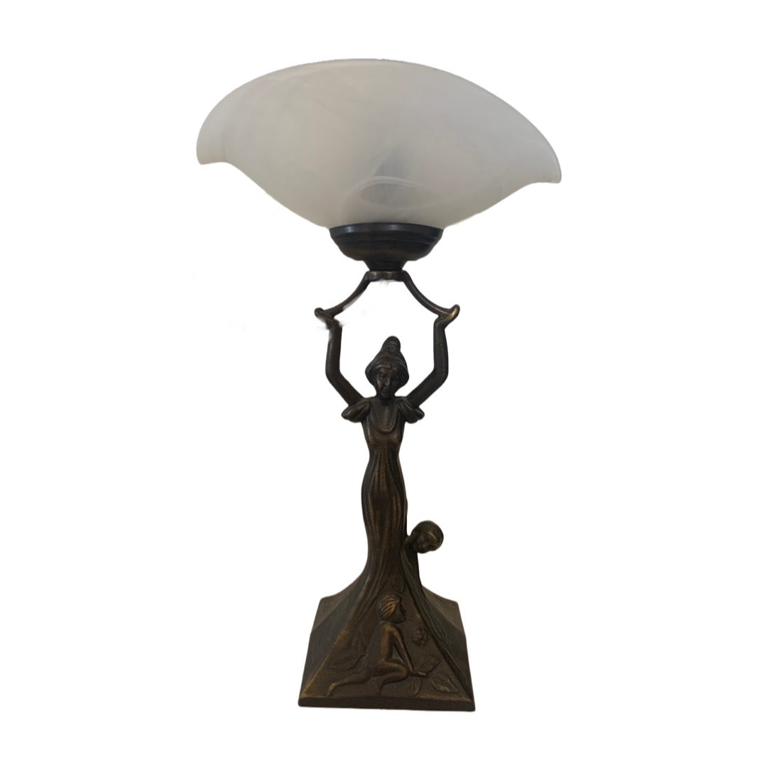Art nouveau bordlampe i bronse med skjerm i alabast. 34 cm høy.