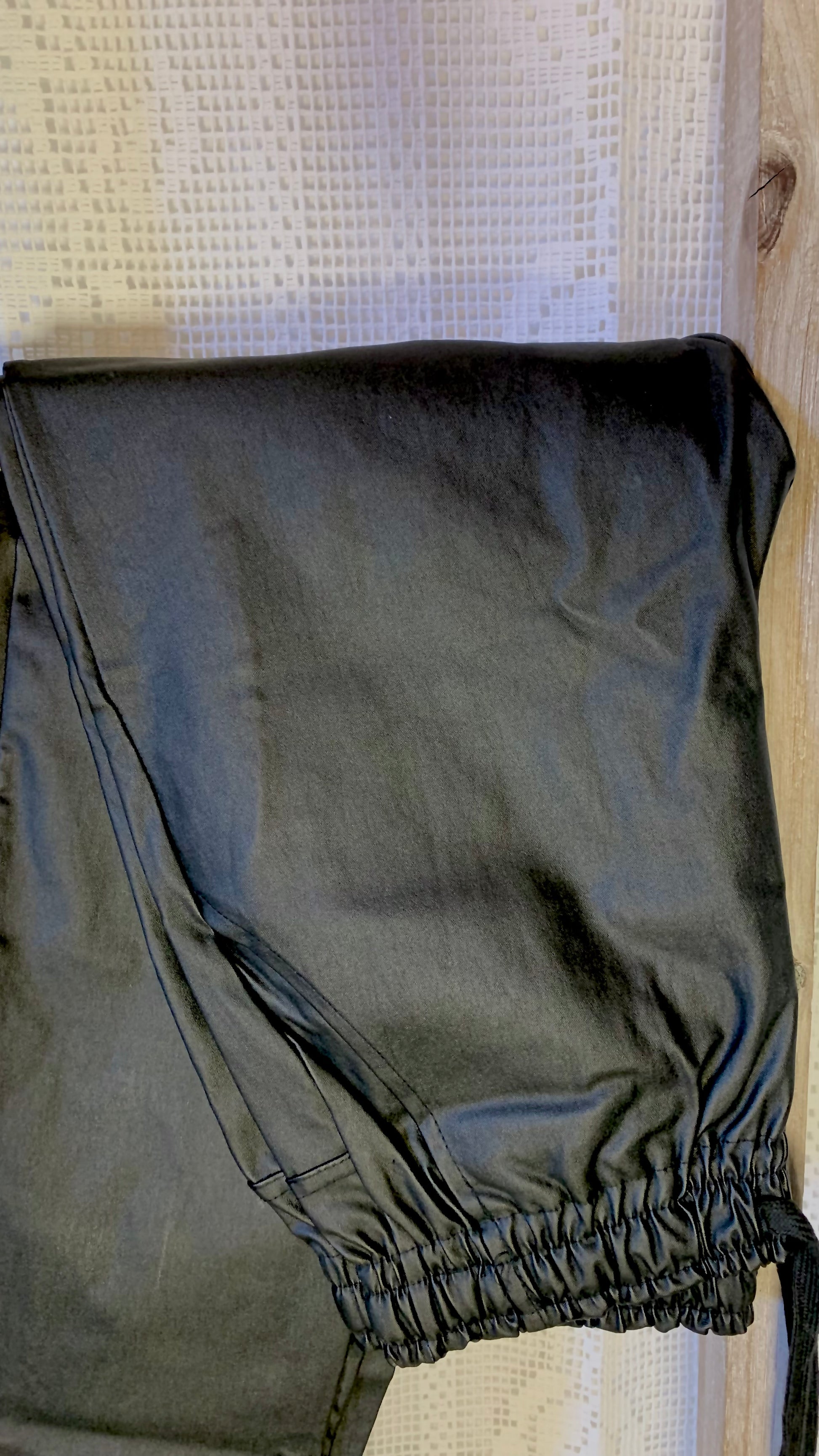 Bukse fra Floyd i str S. Buksen er svart skinnimitasjon.