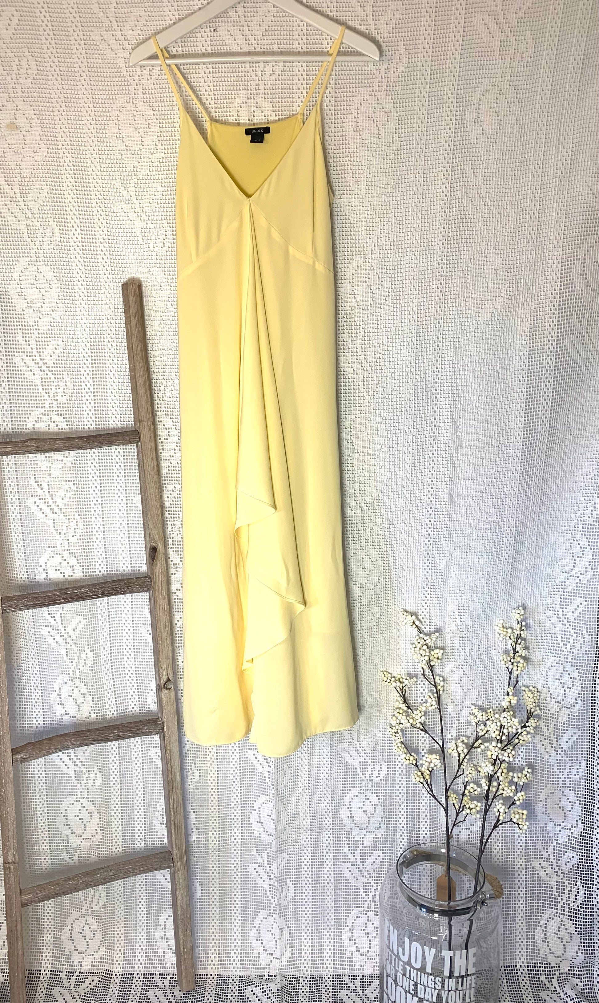 Lang kjole i nydelig gulfarge med glidelås i siden. str 40 (M/L).Fremsiden.