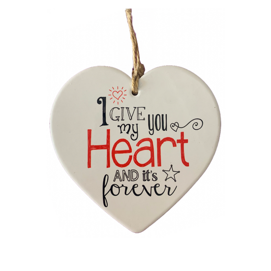 Hjerte i keramikk med teksten: "I give you my heart and its forever"