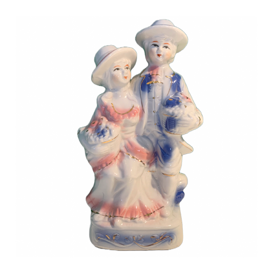 Porselensfigur av mann og dame i blå,rosa og gulldetaljer.
