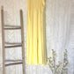 Lang kjole i nydelig gulfarge med glidelås i siden. str 40 (M/L). Baksiden.
