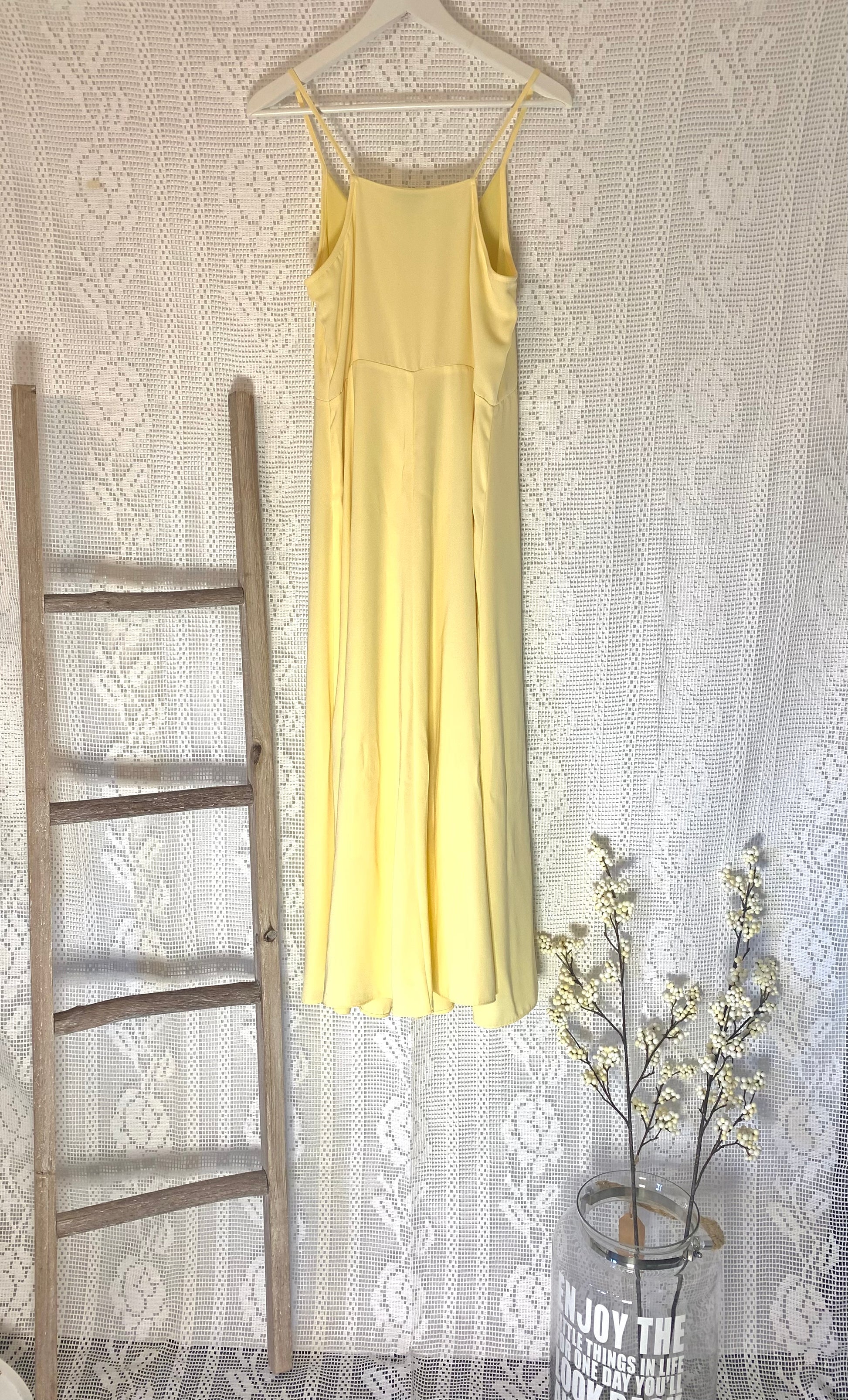 Lang kjole i nydelig gulfarge med glidelås i siden. str 40 (M/L). Baksiden.