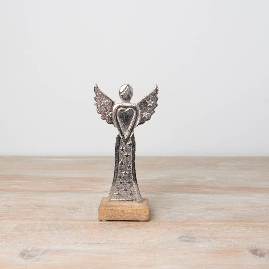 Stilig engel dekorasjon med finish i tre og aluminium.  Størrelse:7 x 7.5 x 5 cm